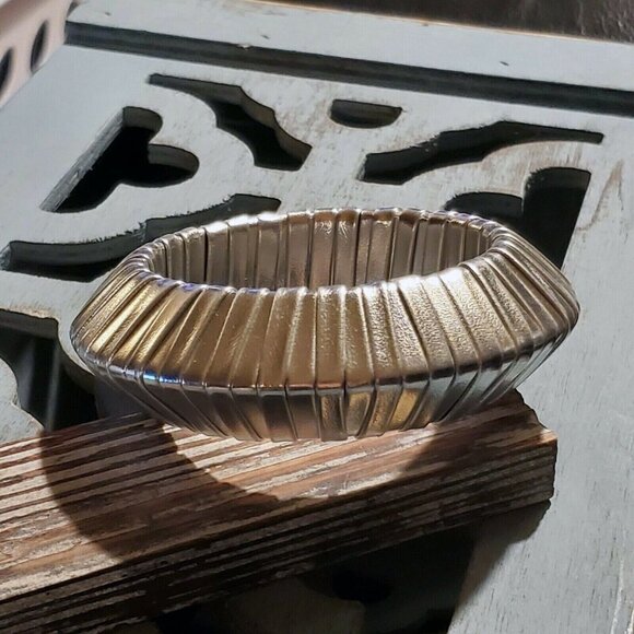 Slick Silver PU Vinyl Wrapped Chunky Retro Geometric Saucer Bangle Bracelet - Picture 4 of 9